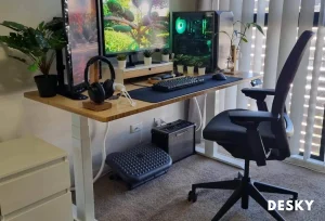 minimal-distraction-free-home-office-workspace-with-clean-desk