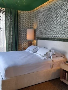 bedroom-illuminated-with-table-lamps-creating-layered-ambient-lighting.