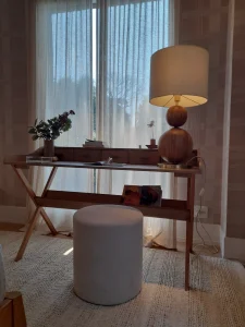 Warm-table-lamp-creating-cozy-lighting-in-a-minimalist-bedroom